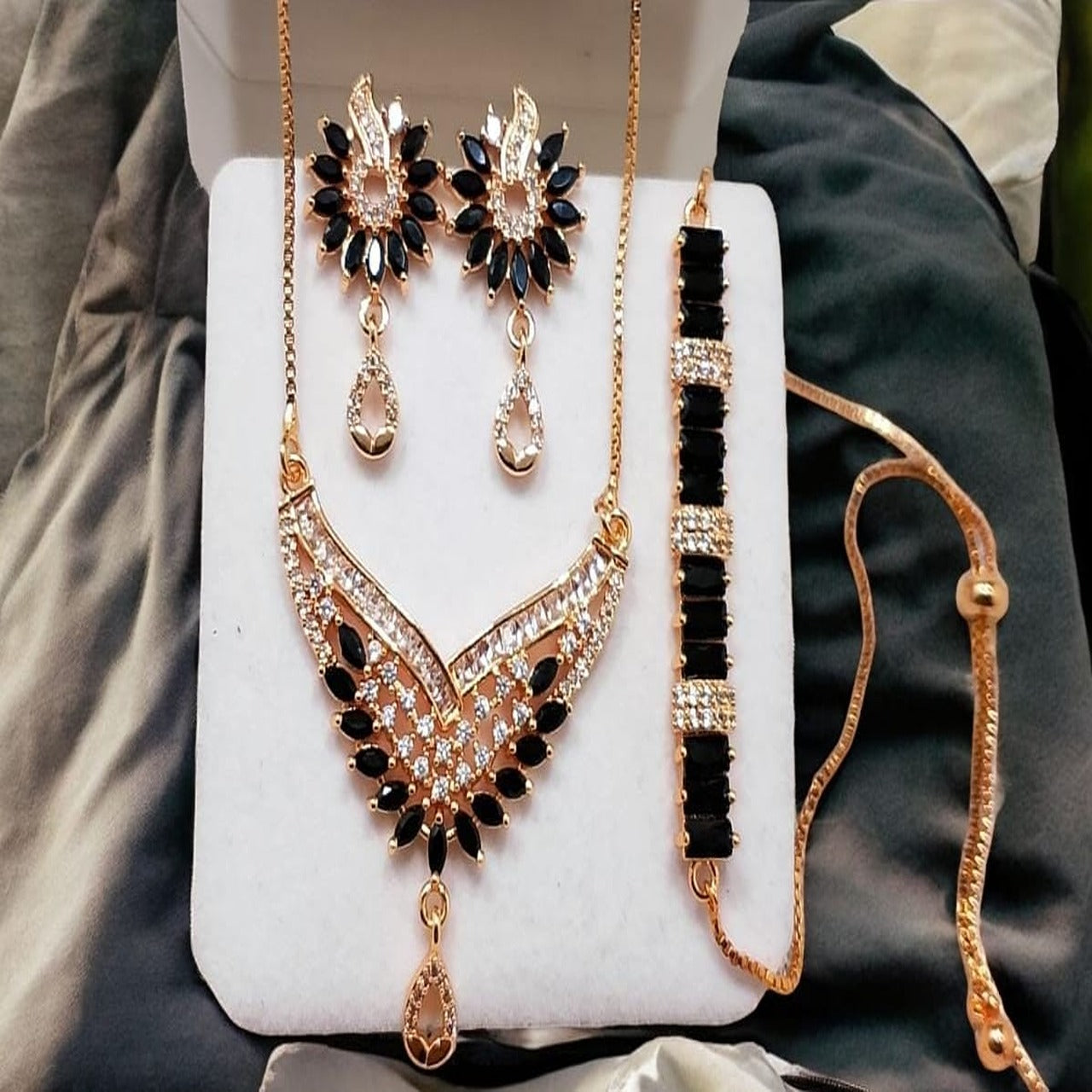 Zarcon locket bracelet set