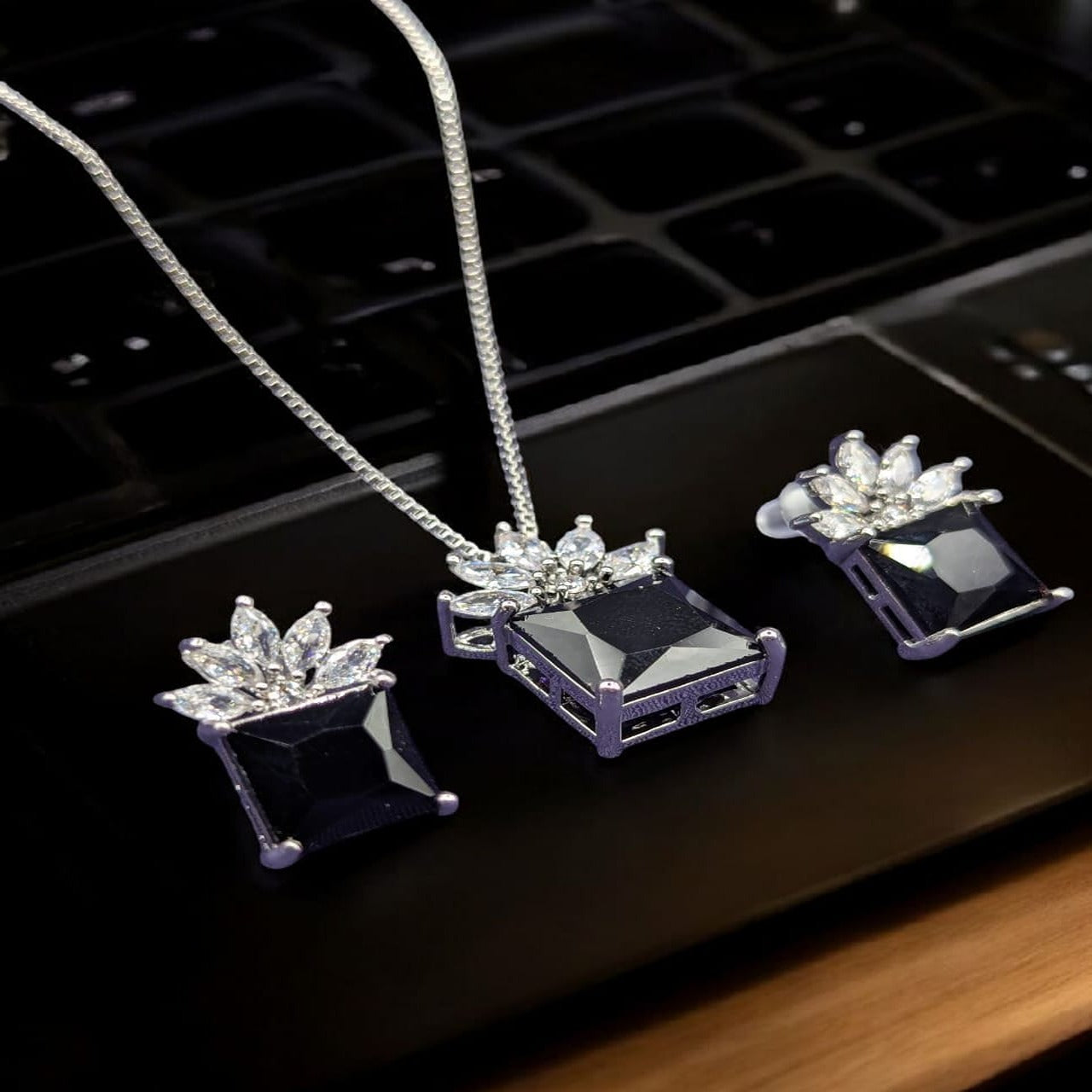Silver Zarcon locket set