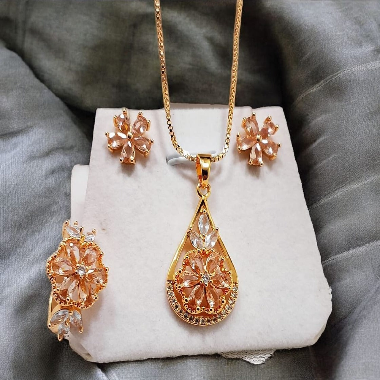 Zarcon jewelry set with ring