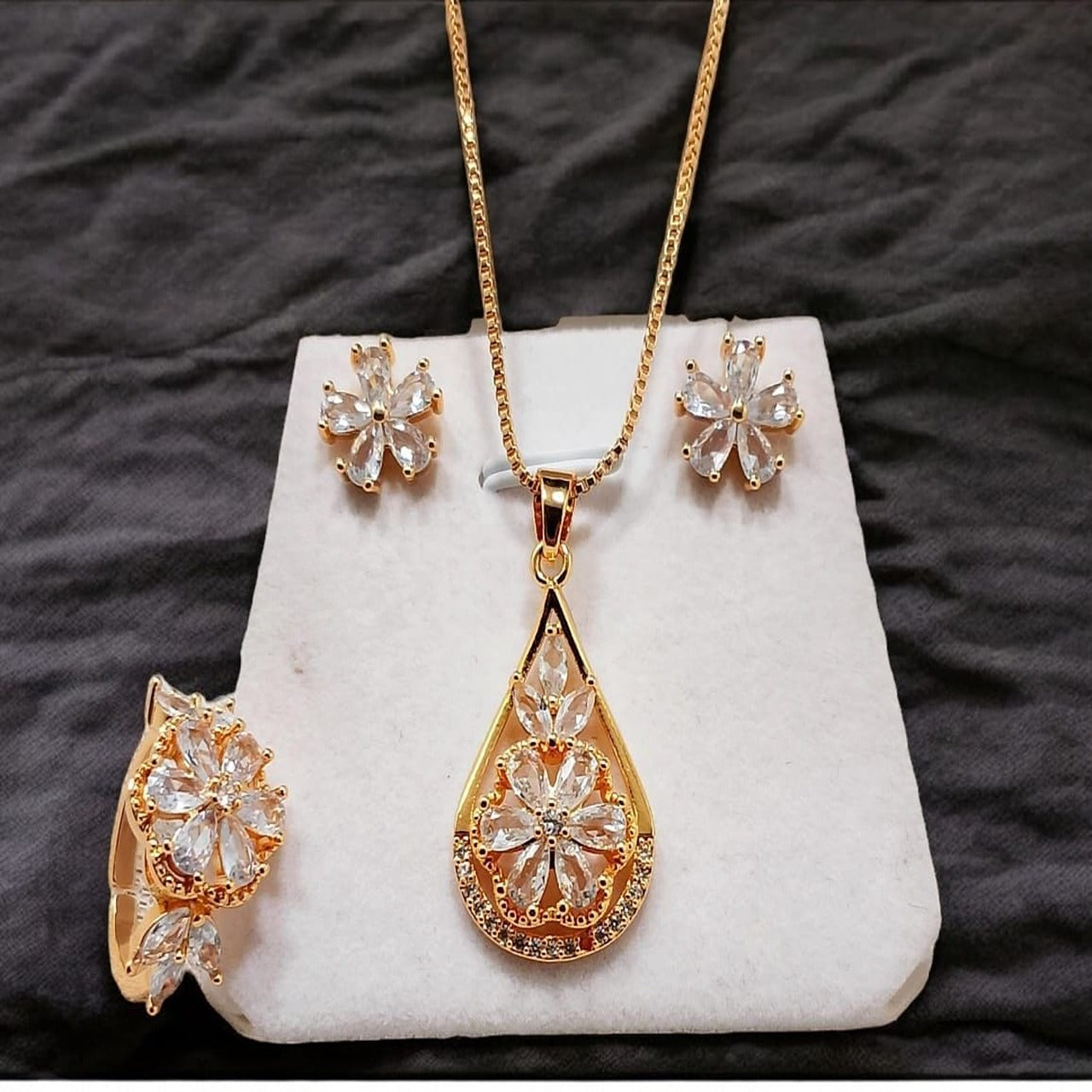 Zarcon jewelry set with ring