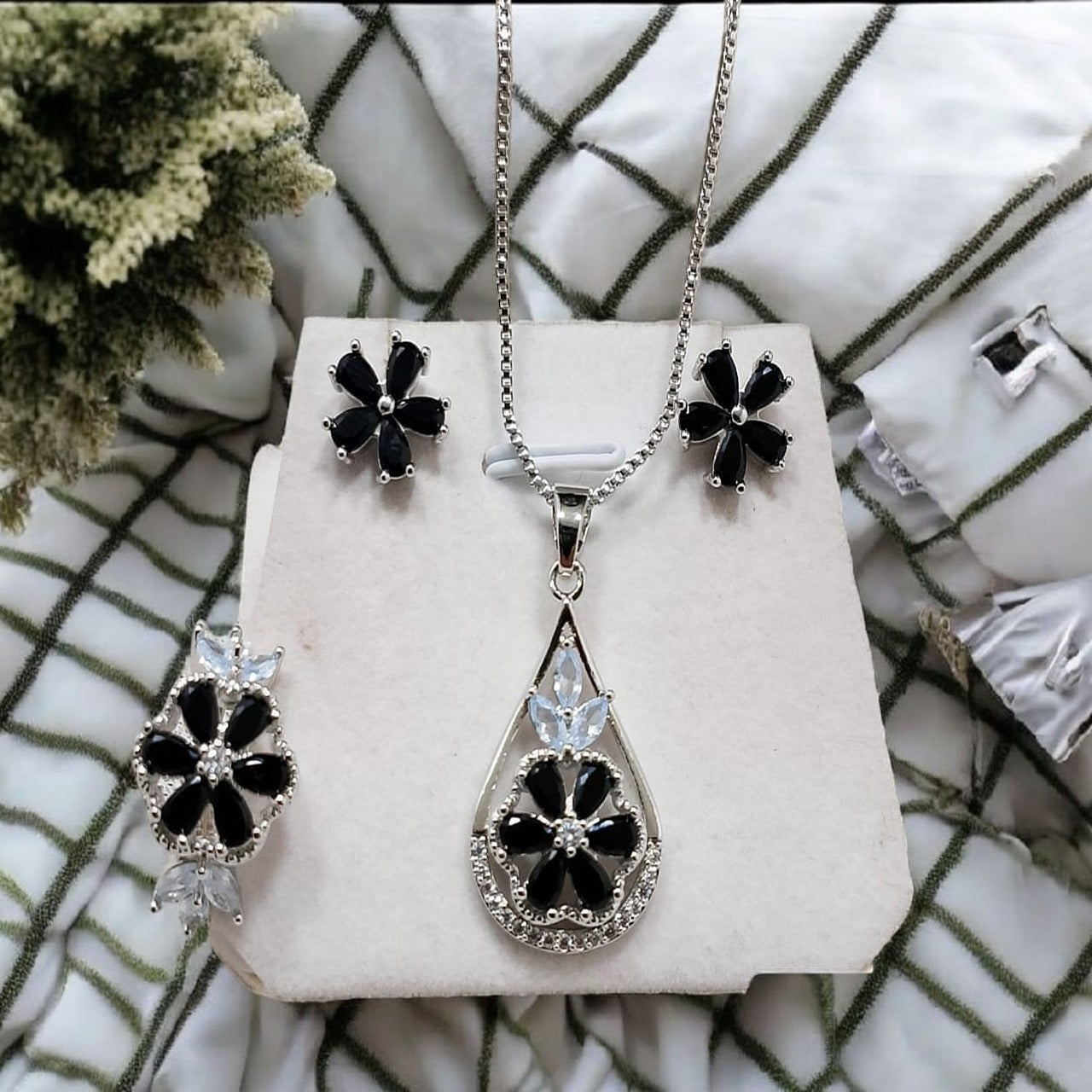 Zarcon jewelry set with ring